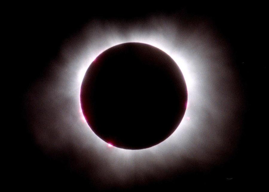 Científicos recomiendan vestir de rojo y verde en el eclipse