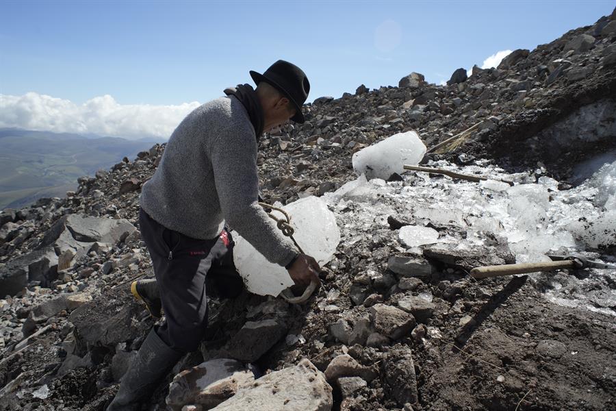 Con agua del Chimborazo, artista español plantea usar bacterias contra la basura espacial