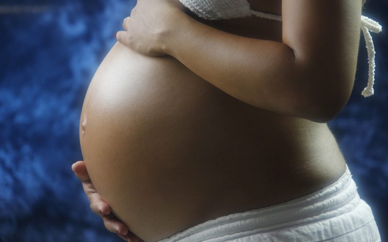 Las mujeres afroamericanas e indígenas tiene más riesgo de morir de parto que las blancas