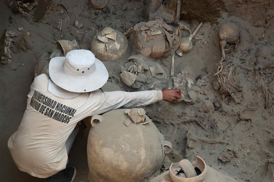 Arqueólogos peruanos hallan diez vasijas de cerámica de una cultura prehispánica en Lima