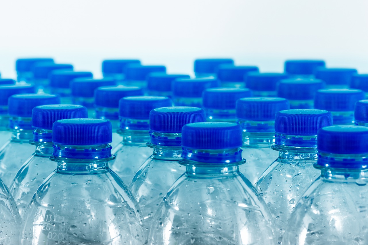 ¿Cómo se convierte el petróleo en productos plásticos?