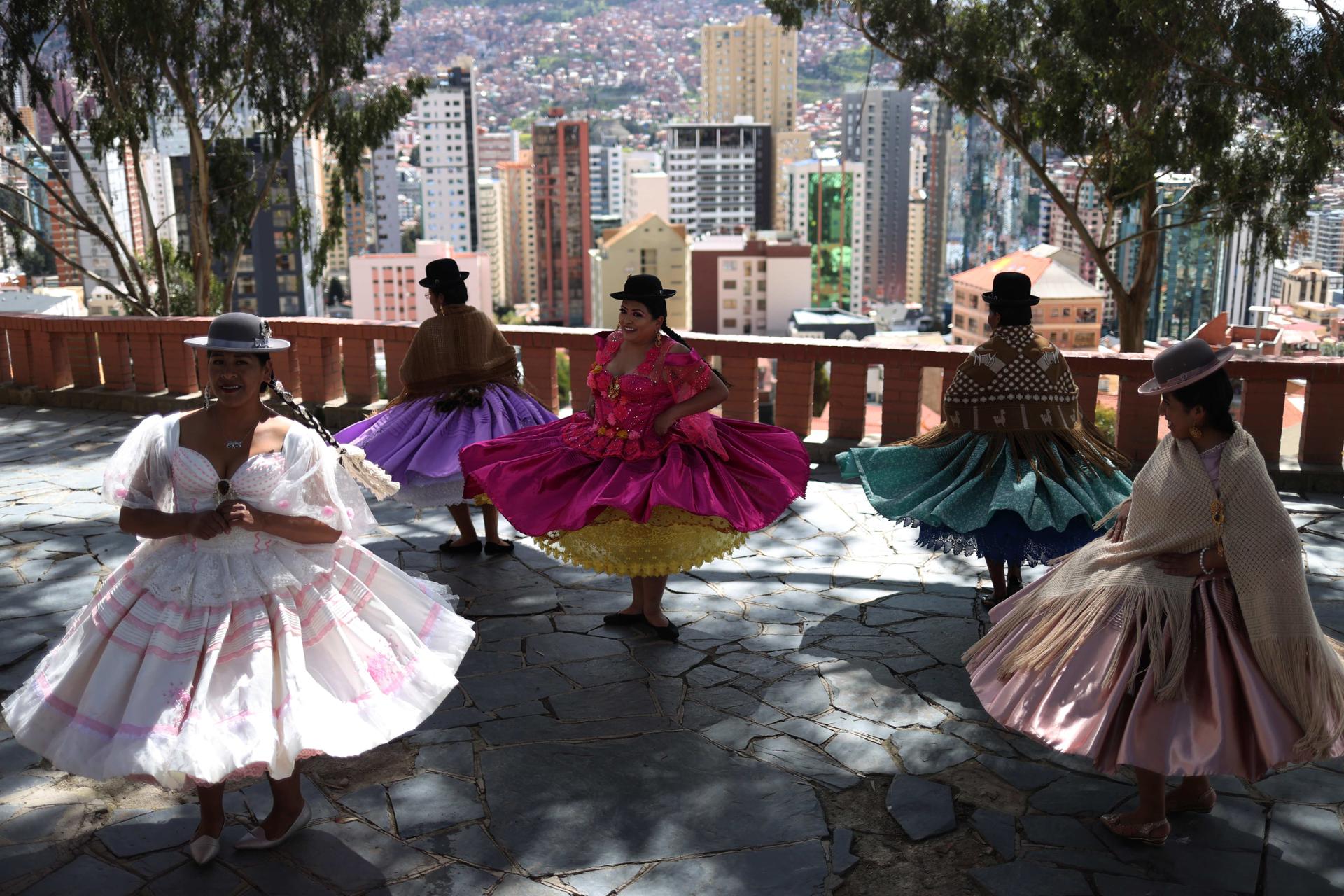 ‘Warmi Empollerada’, la iniciativa que rescata el uso de la pollera en Bolivia