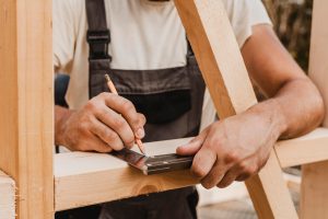 655-9-CULTURA_Residuos madera__a href=_https___www.freepik.es_foto-gratis_persona-tomando-medidas-sobre-madera_11105974.htm#fromView=search&page=1&position=0&uuid=b8a1108c-e5c4-477b-8ca1-fb7bce364418__Imagen d