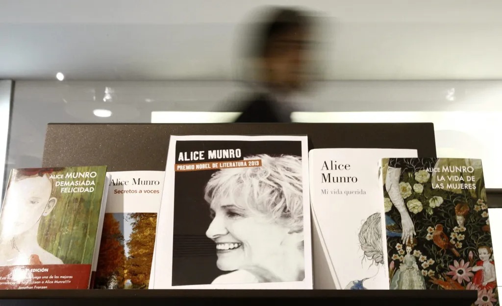 La escritora canadiense Alice Munro, nobel de Literatura en 2013, fallece a los 92 años