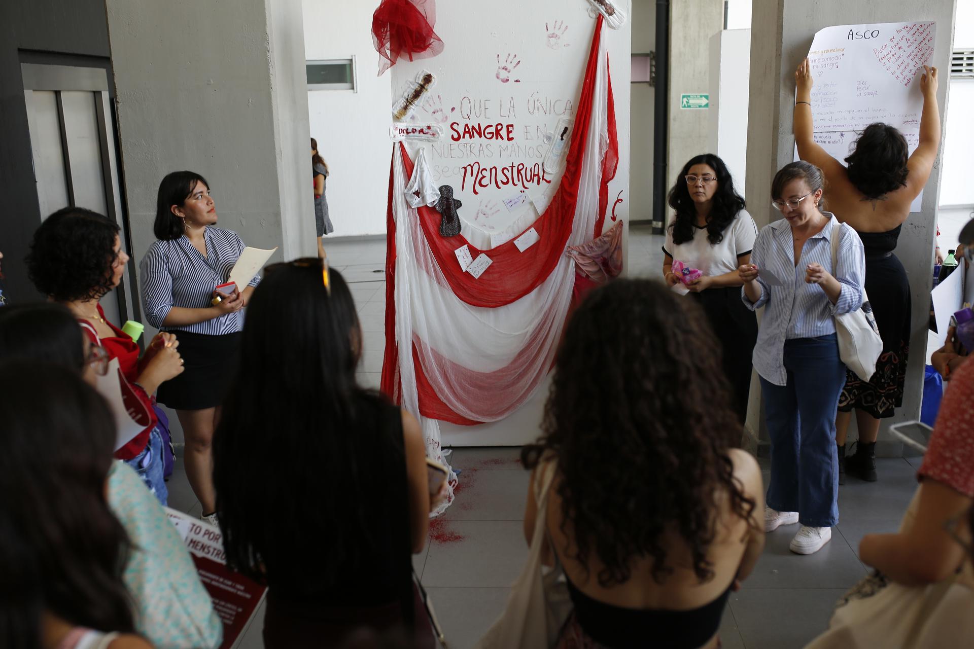 Mexicanas universitarias hablan de la menstruación en un taller sin tabúes