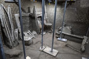 Descubren herramientas de un carpintero en un suburbio de Pompeya saqueado hace años