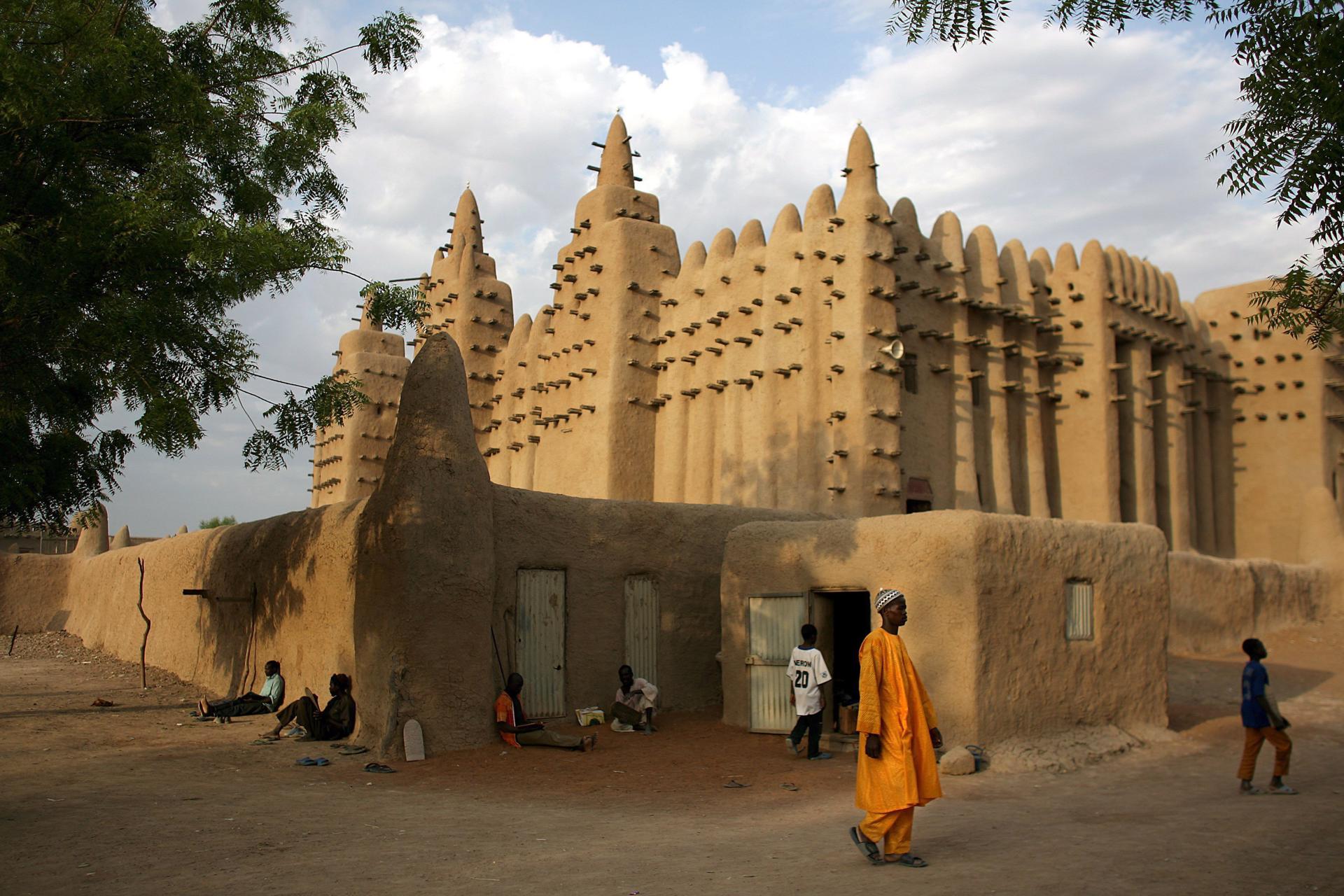 Djenné enfrenta desafíos para mantener su tradición de enyesado de la Mezquita