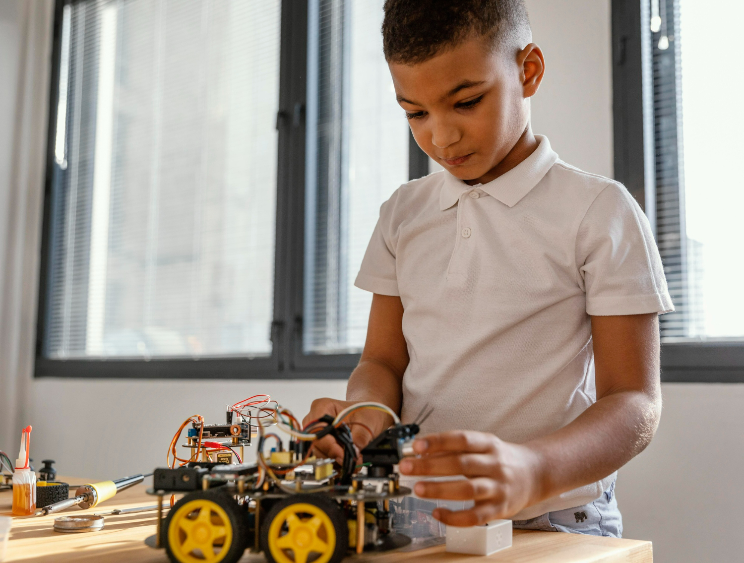 Climatización con luz solar y robots históricos ganan en RetoTech