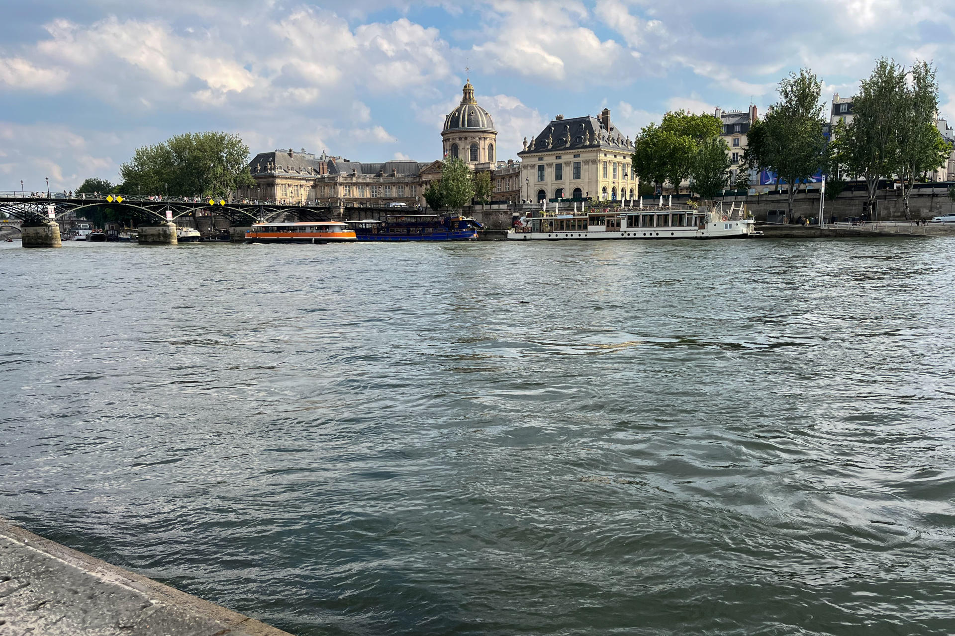 Calidad del agua del Sena mejora, pero alto caudal obliga a París-2024 a adaptarse