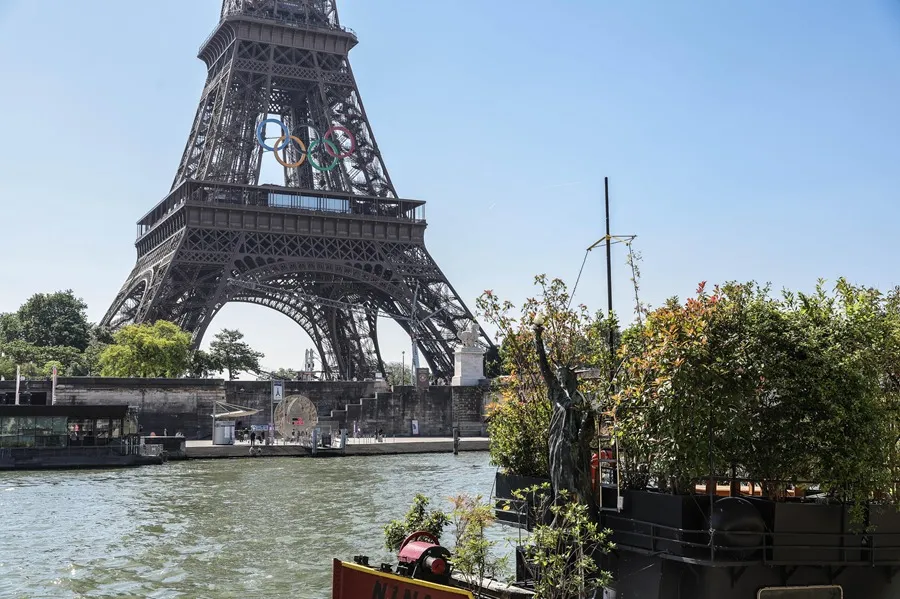 Un artista vende botellas de agua del Sena para denunciar costo de la descontaminación para los JJ OO de París