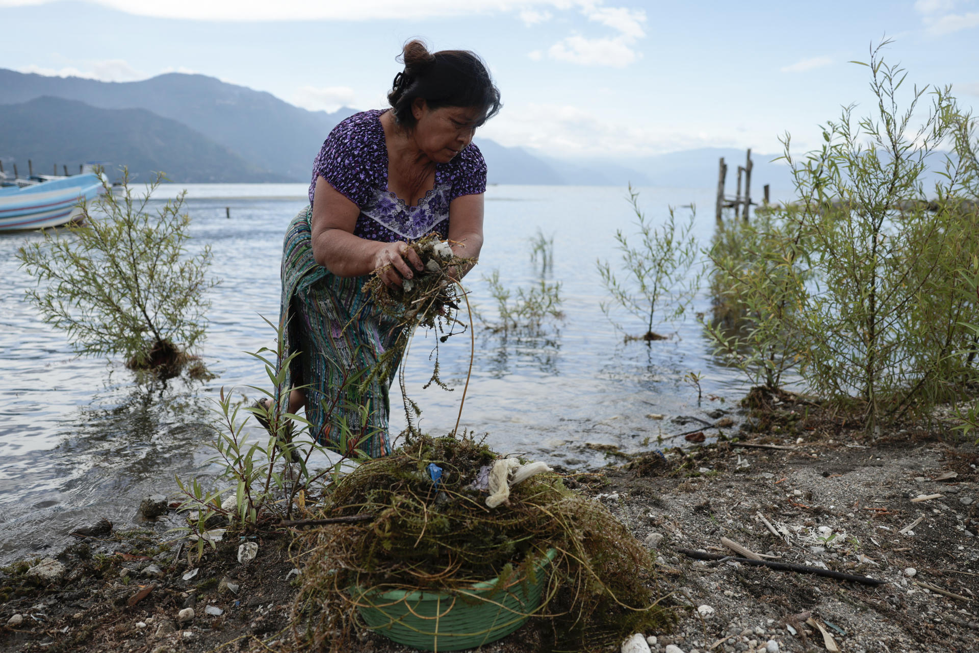 Cientos de ‘Guardianas del lago’ luchan contra la contaminación y plásticos en Guatemala