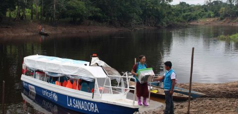 ‘La sanadora’, una lancha que navega en la Amazonía para dar atención médica