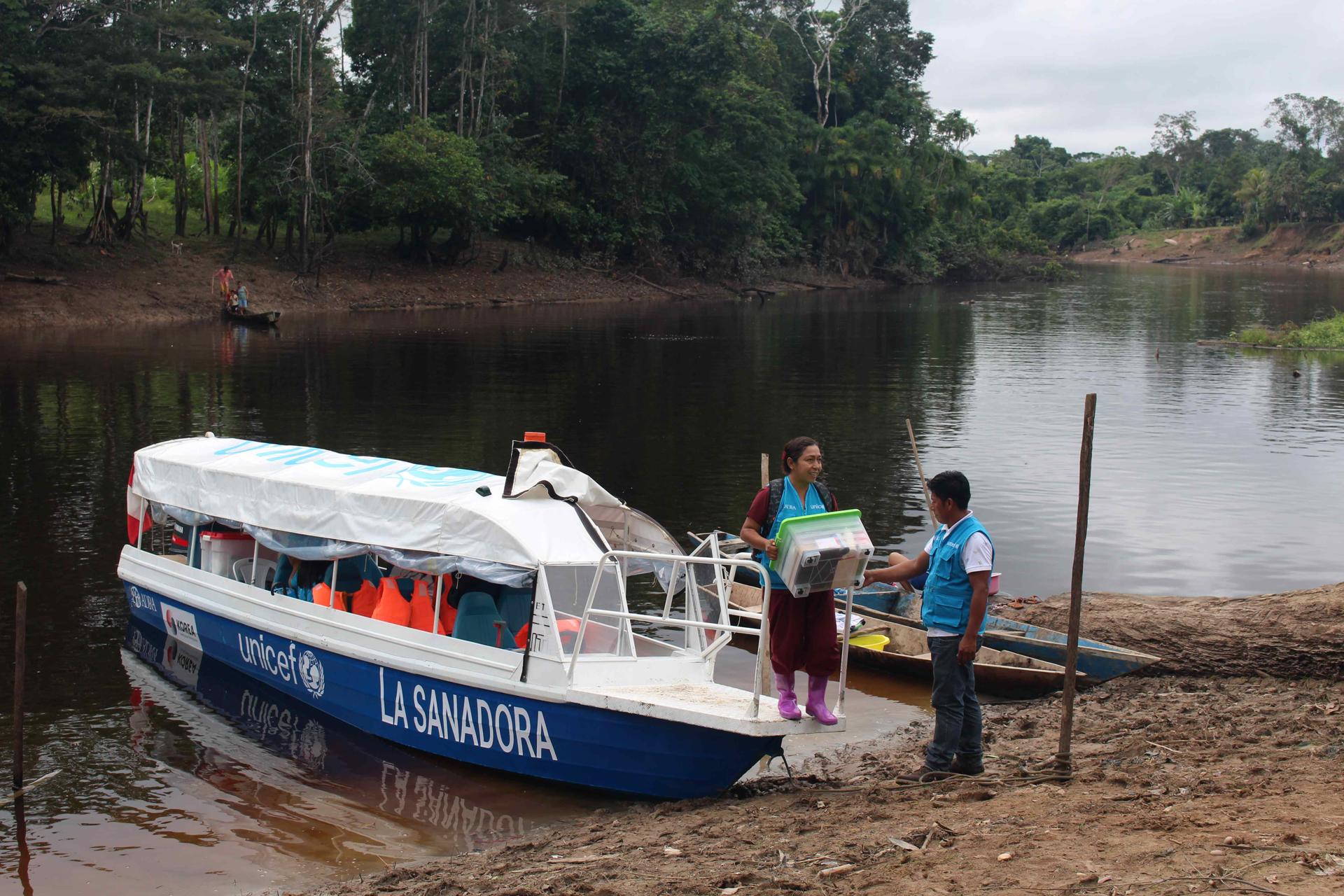 ‘La sanadora’, una lancha que navega en la Amazonía para dar atención médica