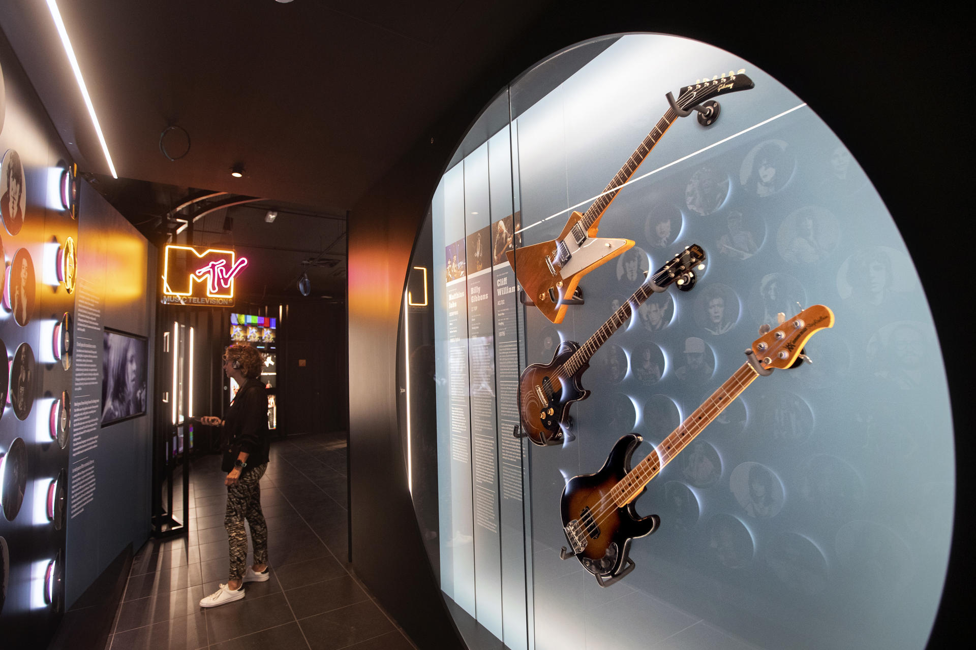 Barcelona abre un museo con guitarras eléctricas de leyendas del rock