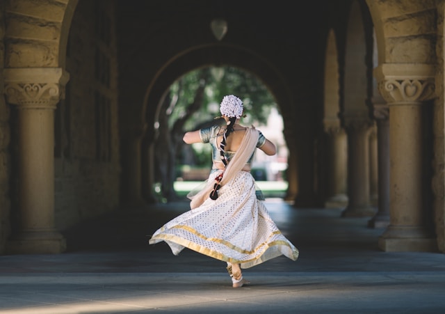 Estudiantes de danza interpretan clásicos de Bollywood en un taller