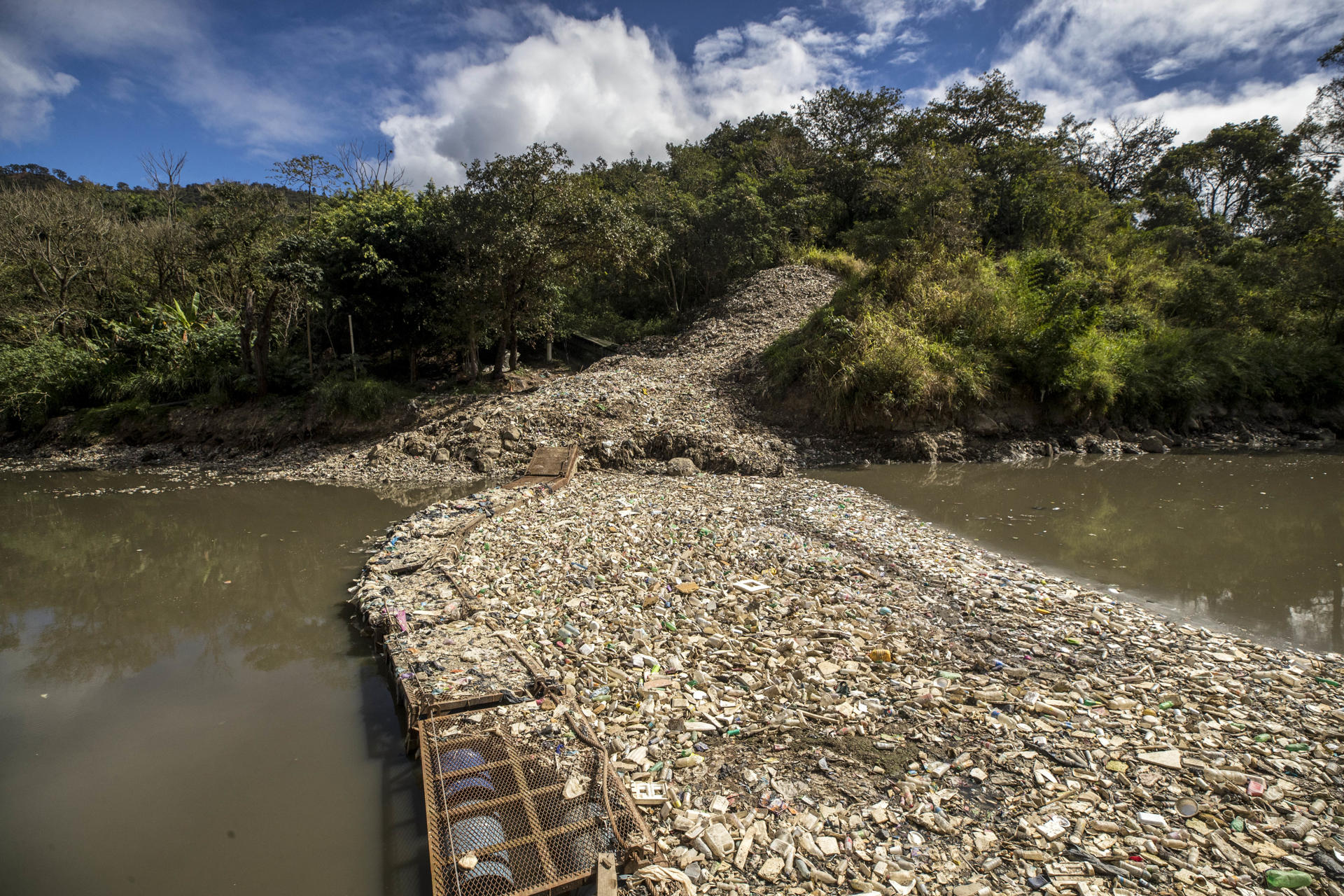 El proyecto Biosferagt extrae 300 toneladas de residuos del Río Las Vacas