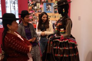 Las cholas de Bolivia representan su «fuerza y libertad» a través de su indumentaria