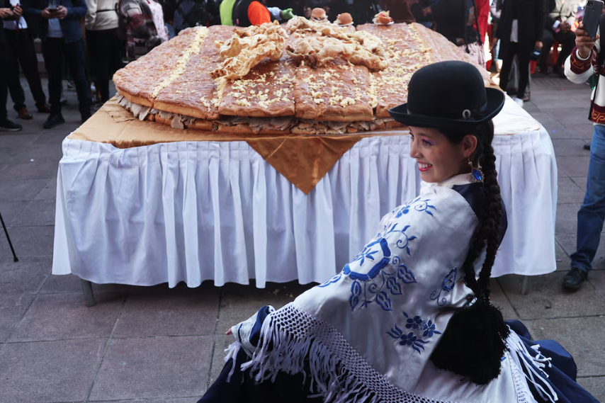 Bolivia presenta el sándwich de chola más grande del mundo