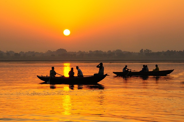 Miles de indios se bañan en las contaminadas aguas sagradas del río Yamuna