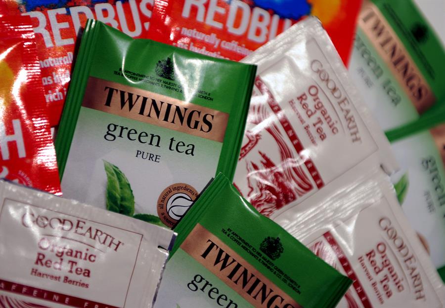 Las bolsitas de té comerciales liberan millones de microplásticos durante su uso