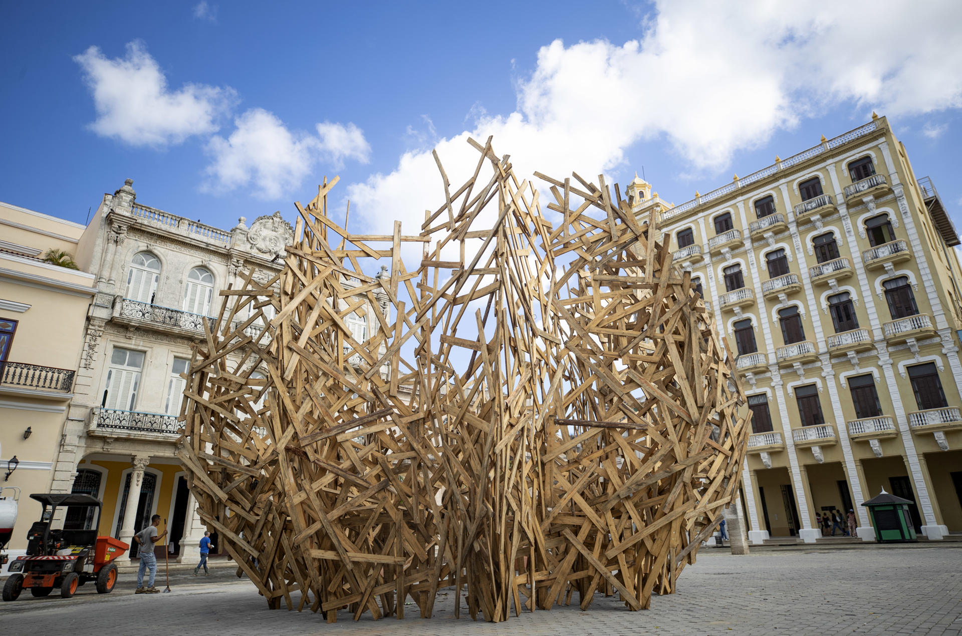 La Habana recibe la nube de madera de Martin Steinert