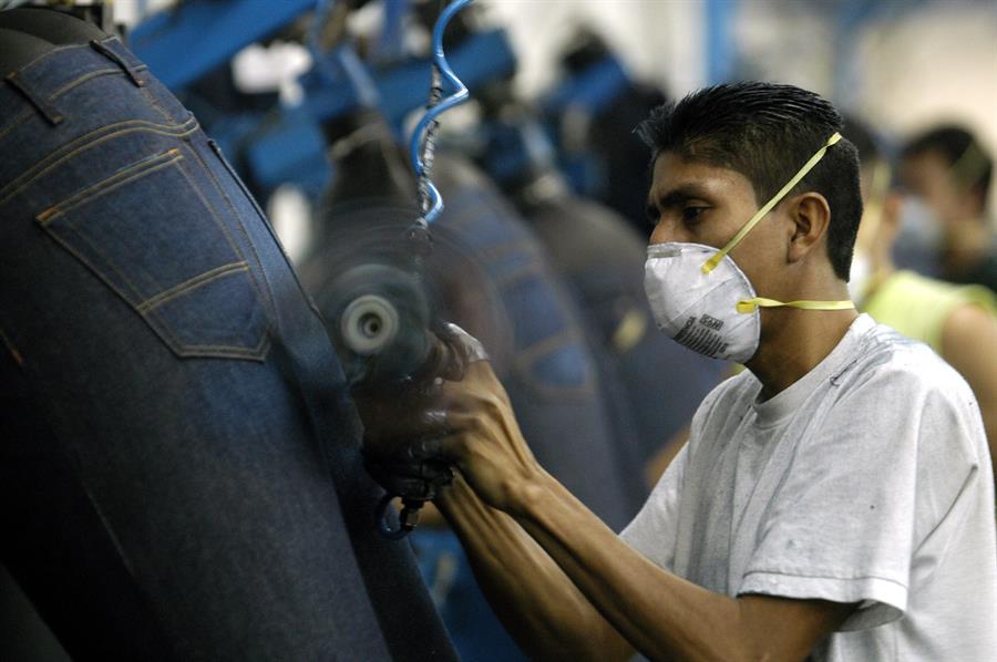 ¿Qué tan sostenible es fabricar unos vaqueros? La ley estrecha el cerco al residuo textil