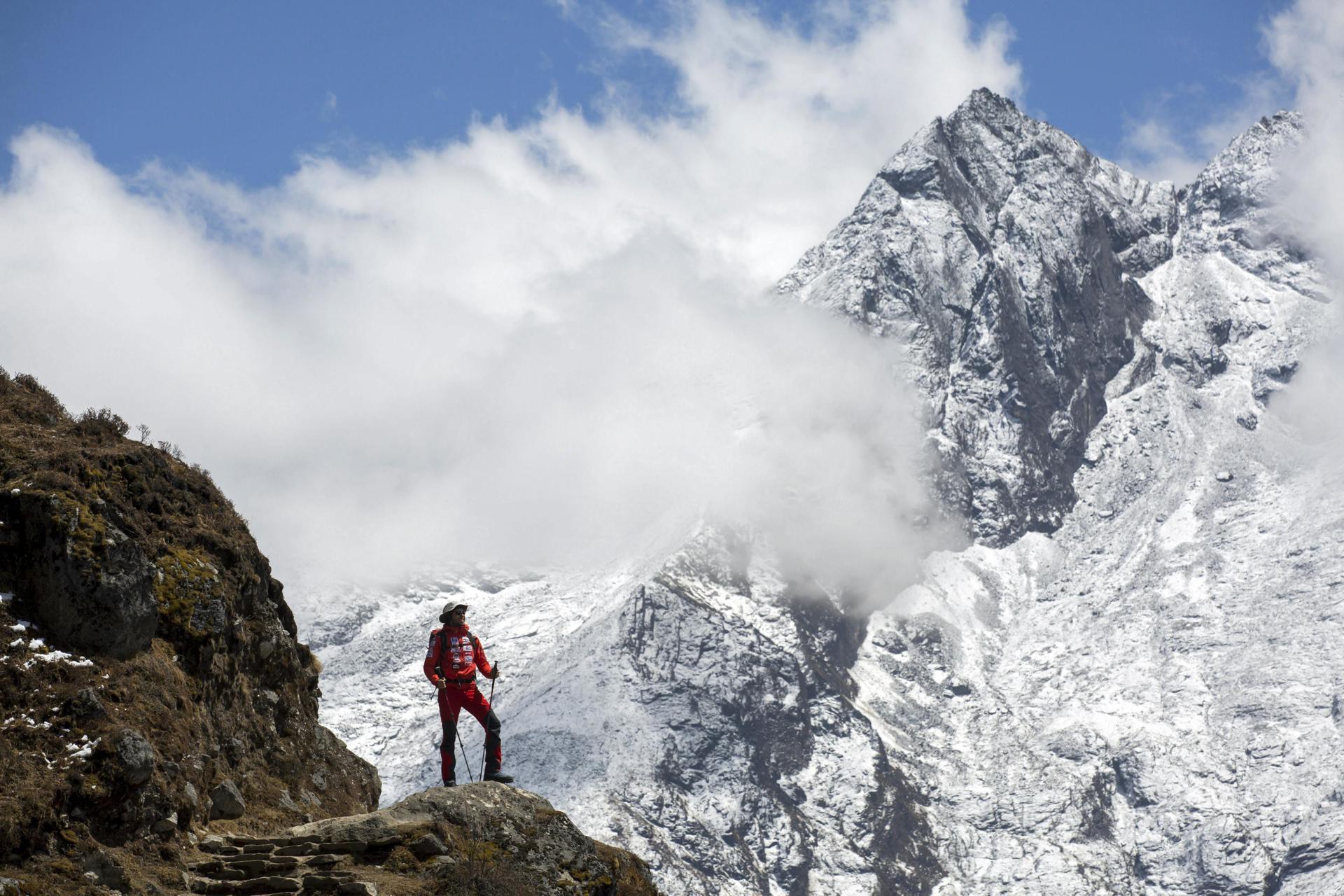 En coche a la cima del mundo: una nueva carretera acerca el Everest al turismo de masas