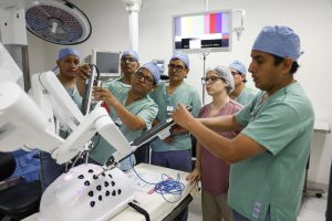 Médicos latinos se capacitan en Brasil para expandir la cirugía robótica en la región