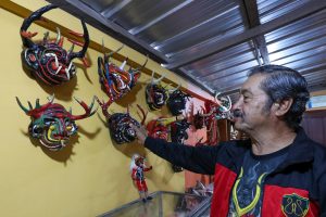 Ángel, el ecuatoriano que por medio siglo ha dado forma a la cara del diablo