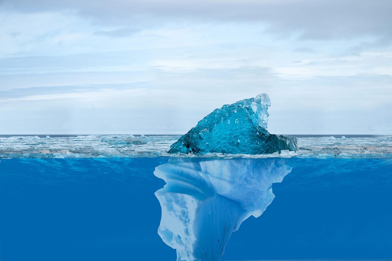 El iceberg más grande del mundo encalla en aguas poco profundas