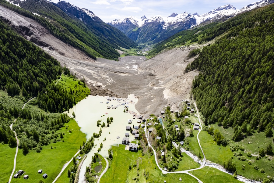 Sigue la alarma tras el colapso de un glaciar alpino, ahora por peligro de inundaciones