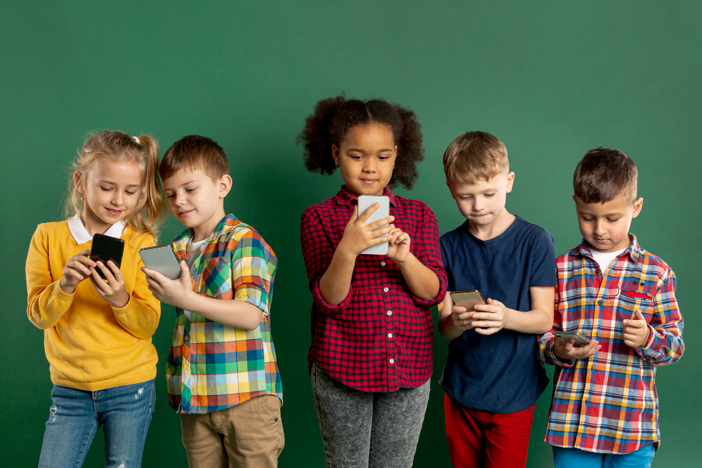 Niños con celulares en Latinoamérica: ¿controlar o prohibir?