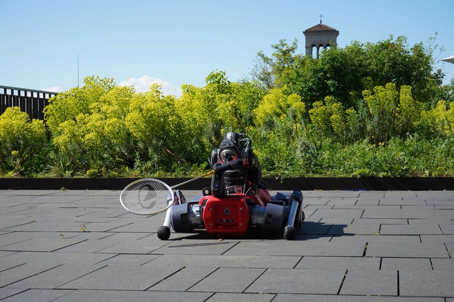Robot juega bádminton con humanos: coordina percepción y movimiento