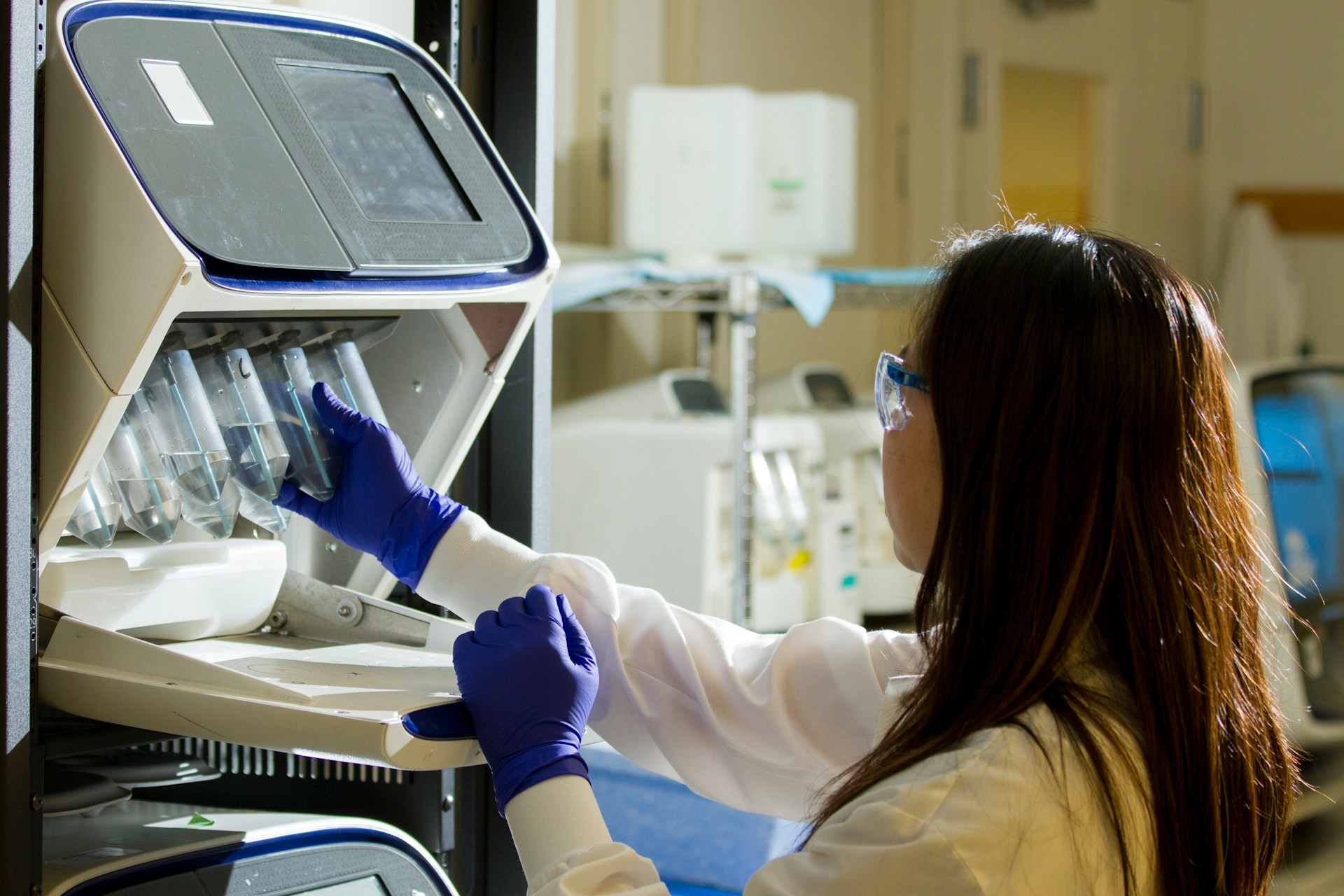 Jóvenes de Santander viven la ciencia en laboratorios y se inspiran a ser científicas del futuro