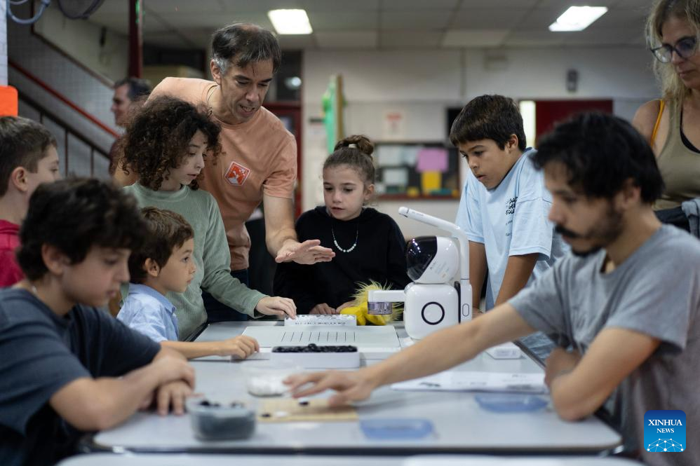 El juego milenario Go conquista Argentina con ayuda de un robot