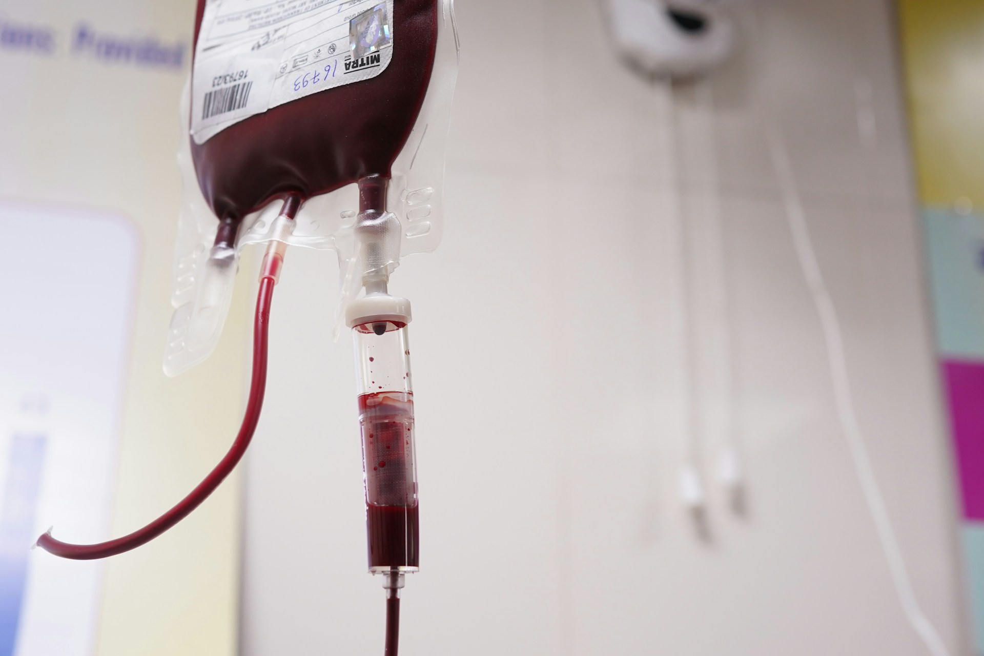 Escasez de recursos pone en riesgo a pacientes dializados en Ecuador
