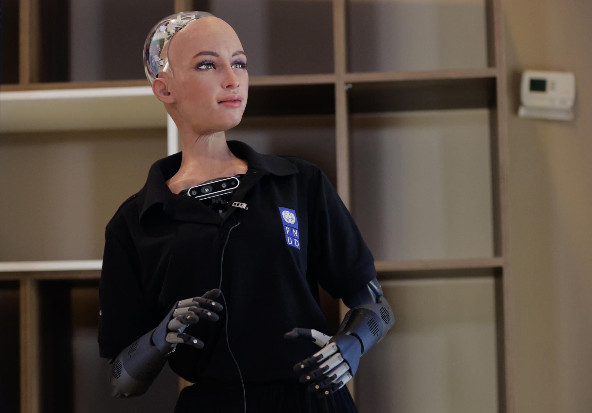 La robot Shopia visita Paraguay