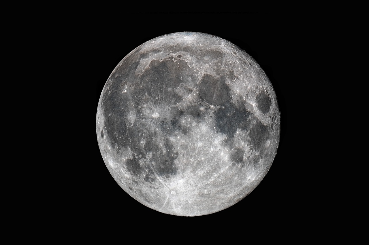 Investigadores analizan objetos naranjas hallados en Luna