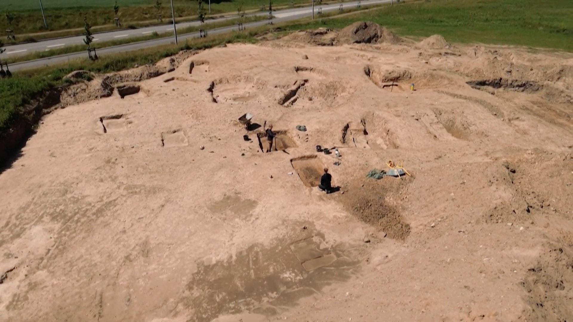 Descubren tumba  vikinga con tesoros en Dinamarca