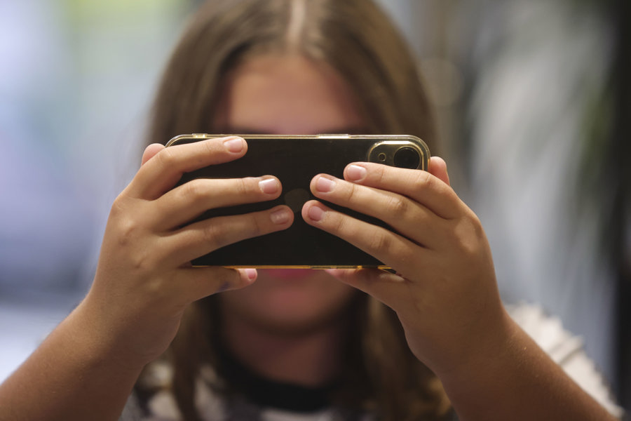 El uso del móvil antes de los 13 años compromete la salud mental