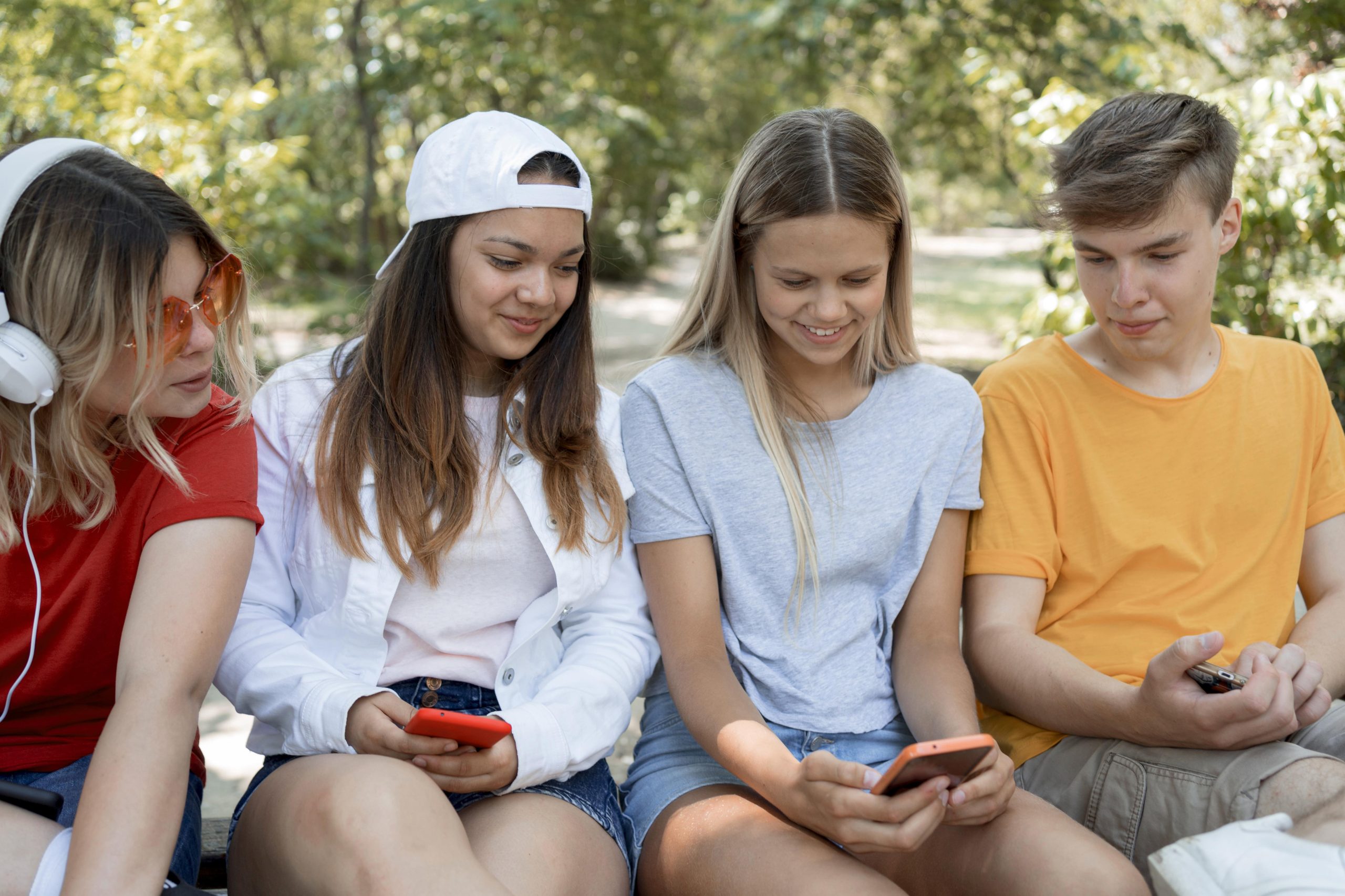 Hiperconectividad en adolescentes impacta su salud física y emocional