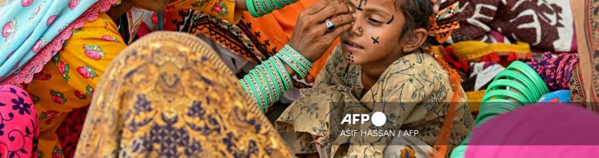 Los tatuajes faciales hindúes, una tradición que se pierde en las ciudades de Pakistán