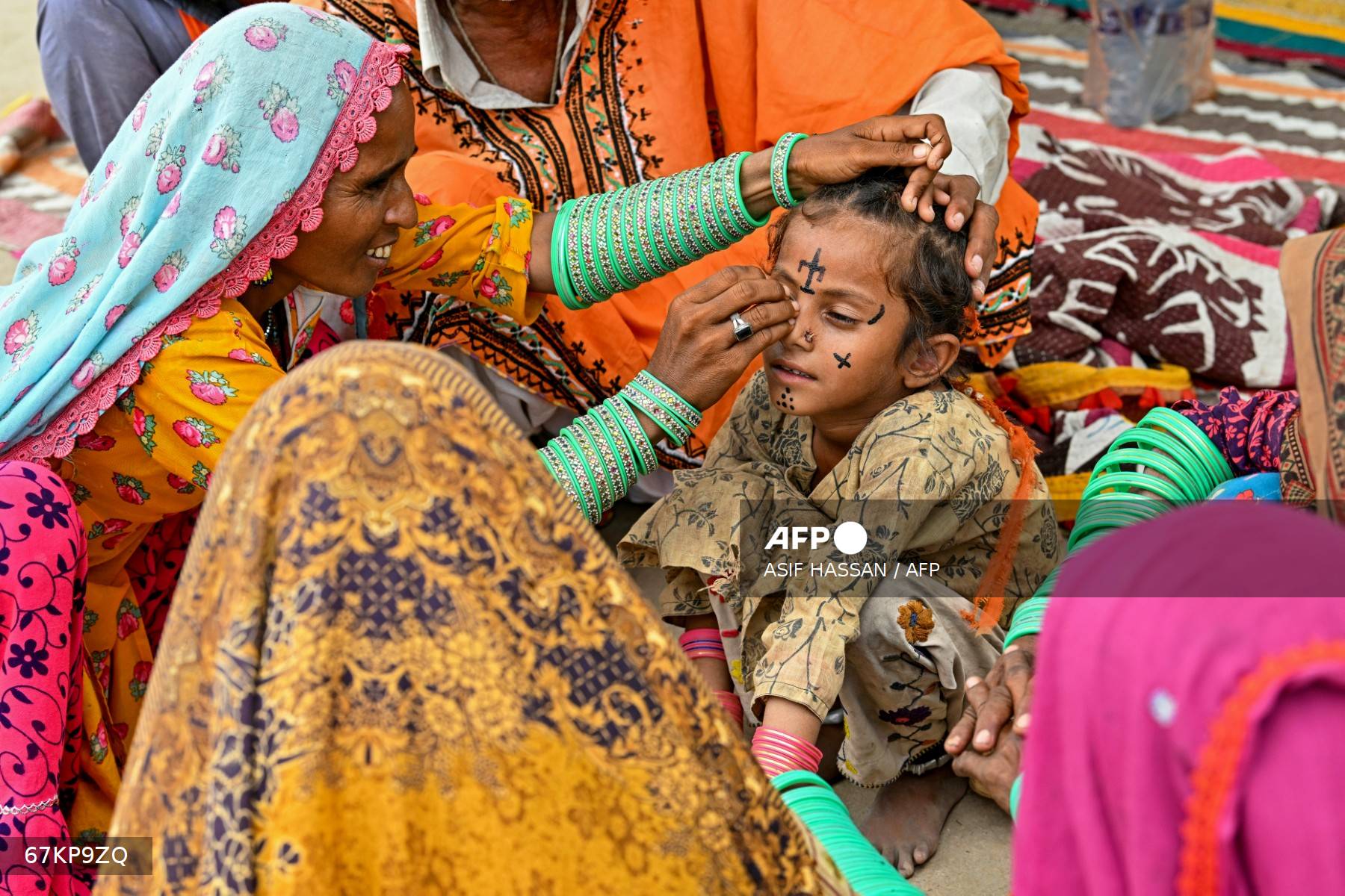 Los tatuajes faciales hindúes, una tradición que se pierde en las ciudades de Pakistán