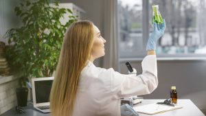 783-1-CIENCIA_Recliclar materiales lab_Freepik