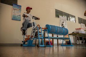 Pedalear una bicicleta para tamizar plástico, el proyecto que creó un grupo de venezolanos