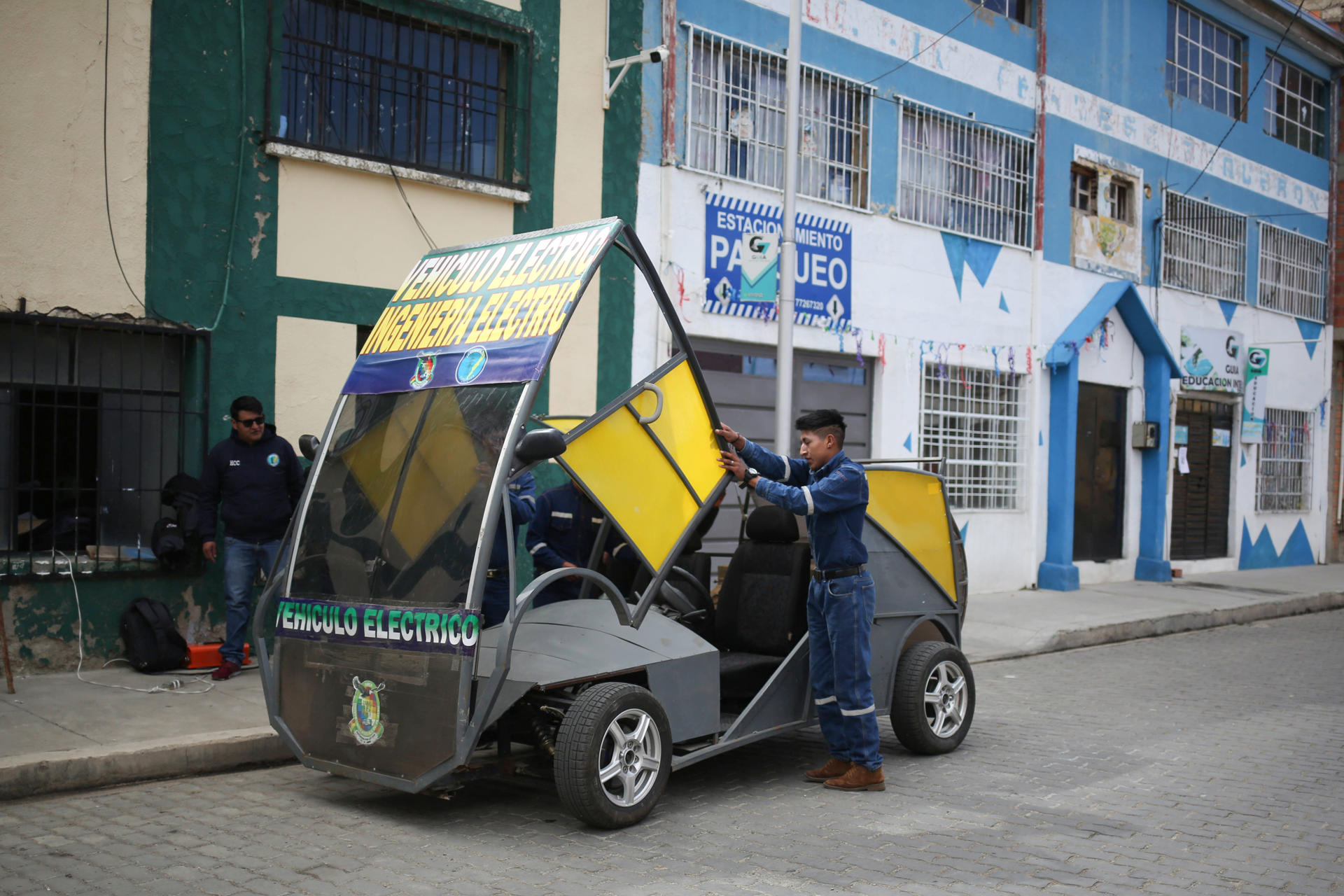 Universitarios crean auto eléctrico con batería de litio boliviano