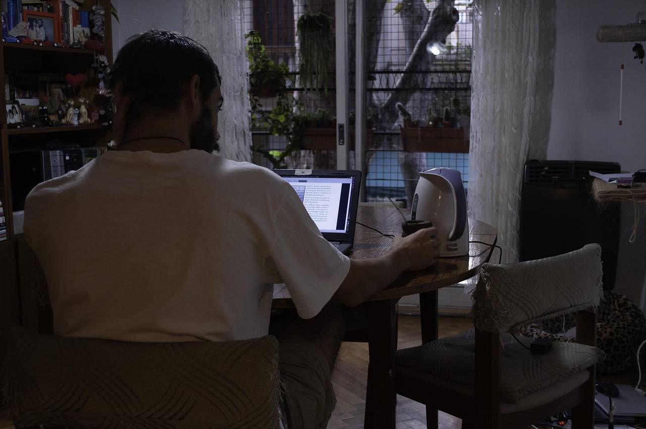 ChatGPT, Claude o Gemini no siempre brindan respuestas adecuadas en situaciones de riesgo suicida