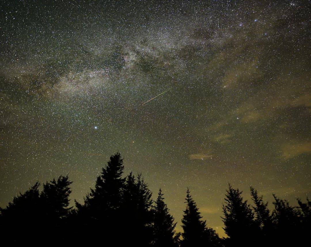 El punto de máxima actividad de las Perseidas 2025 estará marcado por la luz lunar