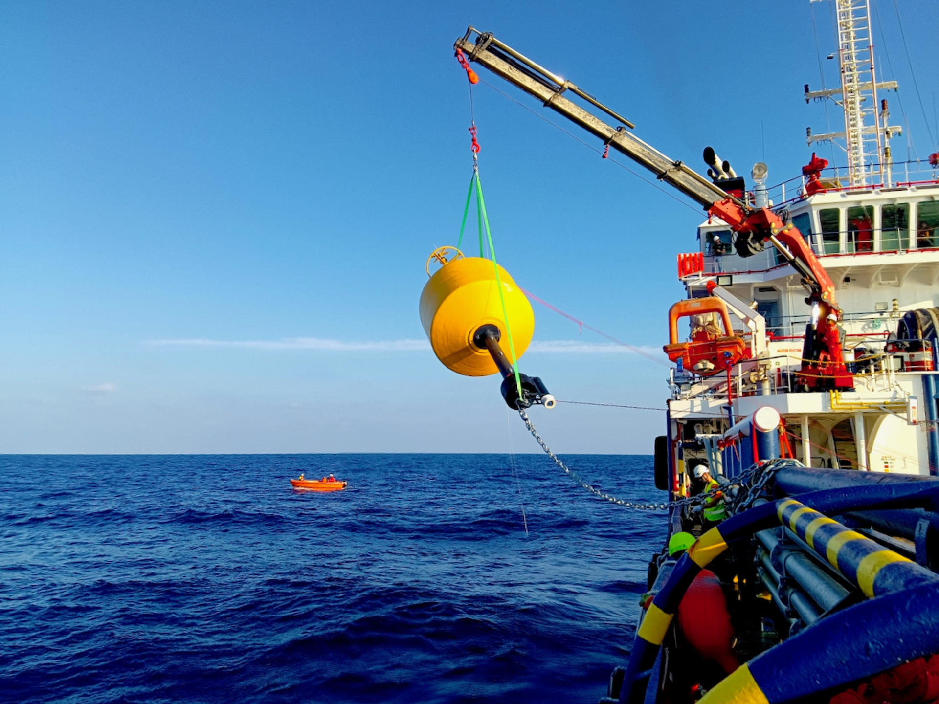Instalan en el Mar Jónico boyas de fabricación española para detectar riesgos de tsunami