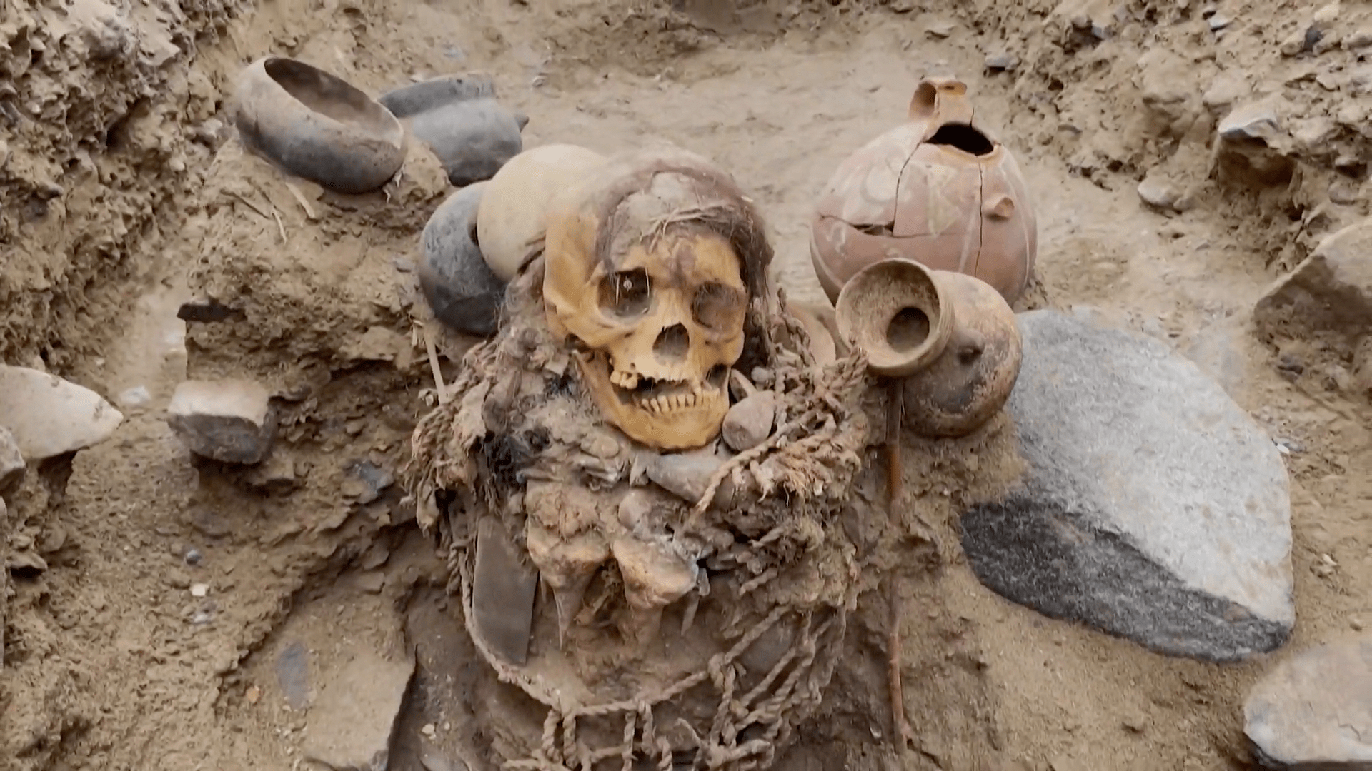Hallan momia en Perú de más de 100 mil años